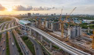 Pembangunan infrastruktur di Indonesia mendorong peningkatan investasi, pertumbuhan ekonomi daerah, serta membuka peluang bagi investor, kontraktor, dan UMKM pada 2026.