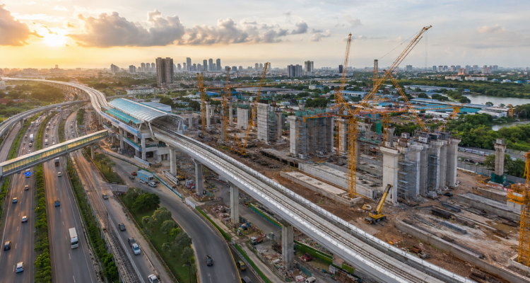Pembangunan infrastruktur di Indonesia mendorong peningkatan investasi, pertumbuhan ekonomi daerah, serta membuka peluang bagi investor, kontraktor, dan UMKM pada 2026.